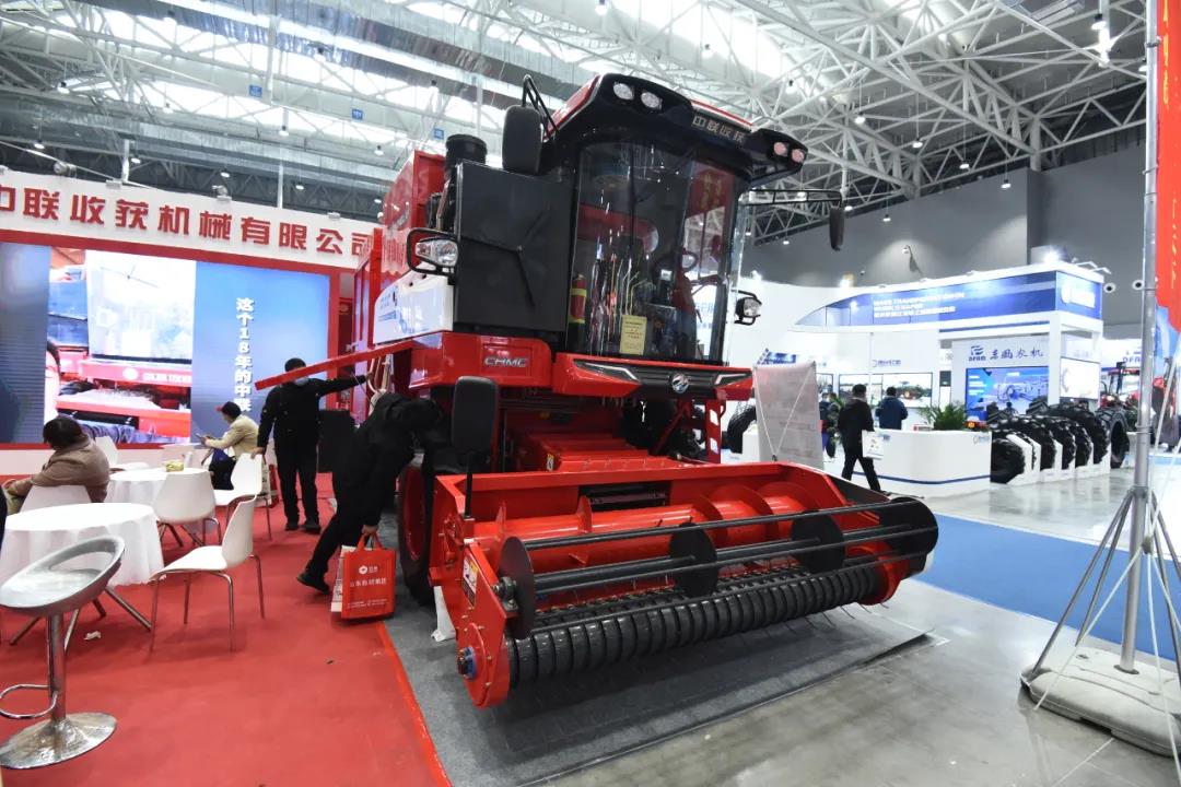 用戶口中的中聯(lián)收獲花生撿拾收獲機(jī)—花生機(jī)中的佼佼者