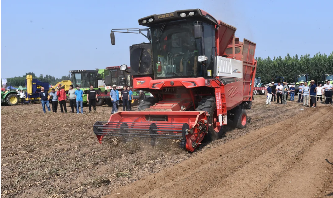 用戶口中的中聯(lián)收獲花生撿拾收獲機(jī)—花生機(jī)中的佼佼者