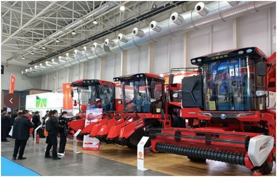 “中國紅、紅動中國”-鄭州中聯(lián)閃耀國際農(nóng)機展