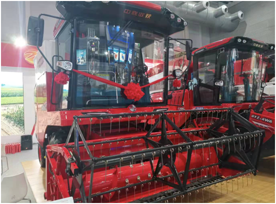 “中國紅、紅動中國”-鄭州中聯(lián)閃耀國際農(nóng)機展