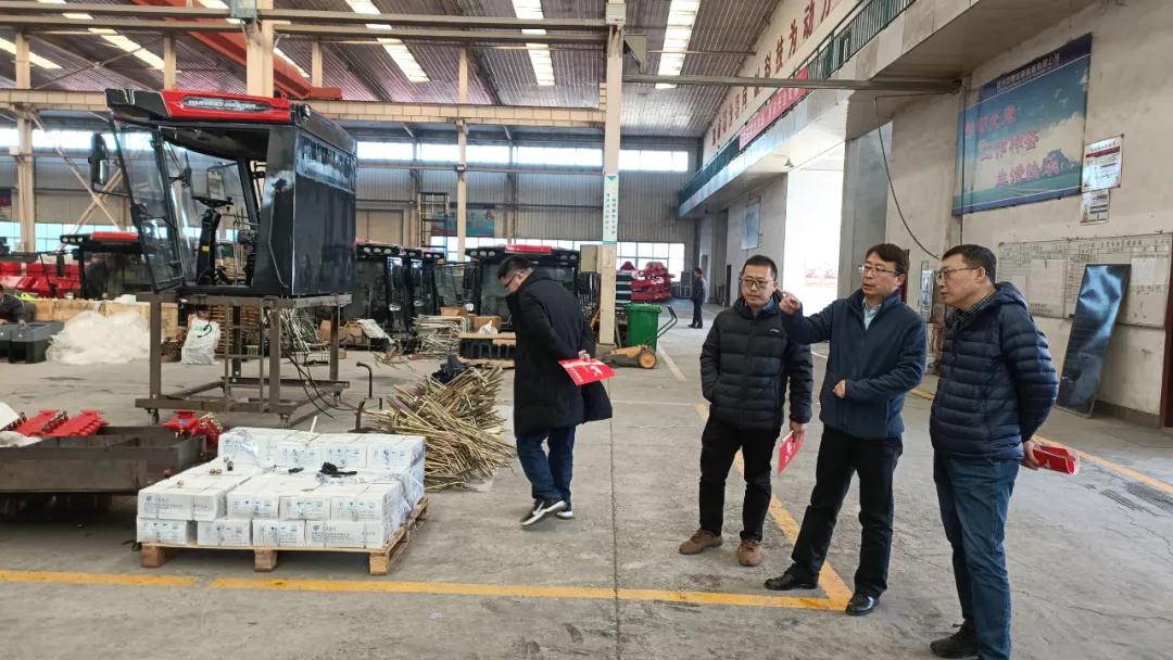 熱烈歡迎中國農機工業(yè)協(xié)會代表團蒞臨鄭州中聯(lián)參觀指導工作 12.243.jpg