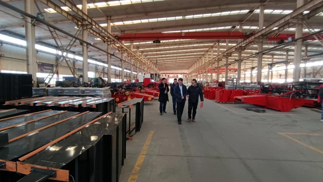 熱烈歡迎中國農機工業(yè)協(xié)會代表團蒞臨鄭州中聯(lián)參觀指導工作 12.245.jpg